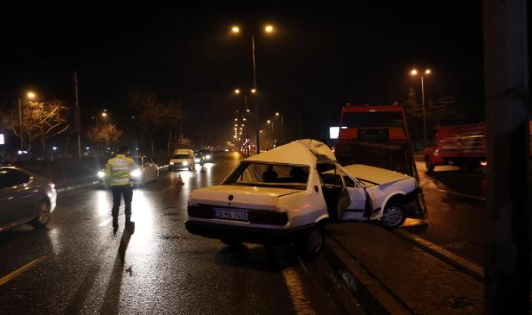 Kayseri’de otomobil aydınlatma direğine çarptı: 4 yaralı