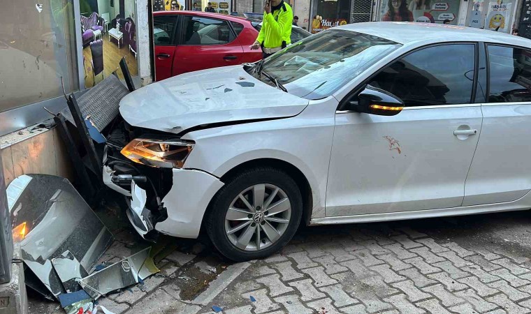 Kaza sonrası savrulan otomobilin çarptığı yaya ağır yaralandı