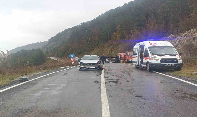 Kaza yapan otomobil hurdaya döndü: Sürücüyü itfaiye kurtardı