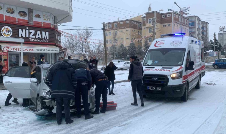 Kaza yapan otomobil, iş yerindeki tavuk pişirme makinesine çarptı: 1 yaralı