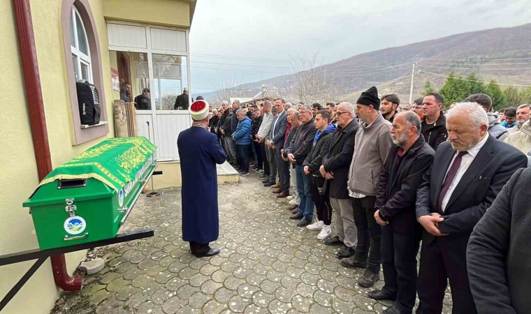 Kazada hurdaya dönen otomobilde hayatını kaybeden iki genç defnedildi