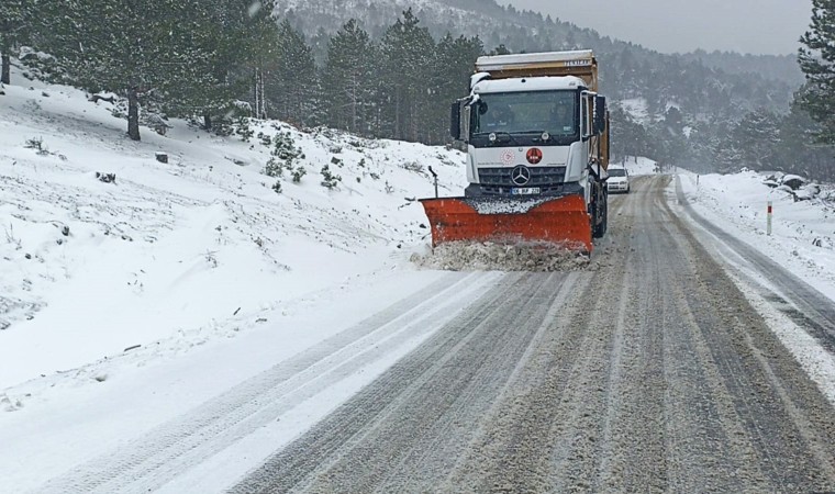 Kazdağlarında kar yağışı trafiği olumsuz etkiliyor