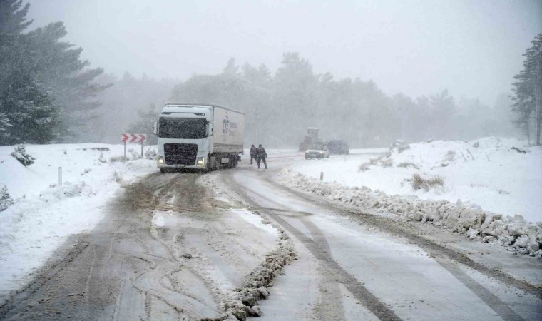 Kazdağlarında kar yüksekliği yer yer yarım metreye ulaştı, trafik akışı durman noktasına geldi