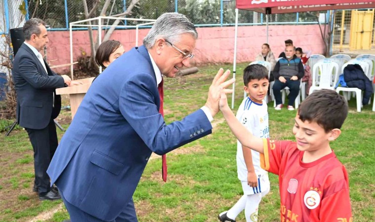 Kemer Belediyesi Futbol Okulunda formalar dağıtıldı