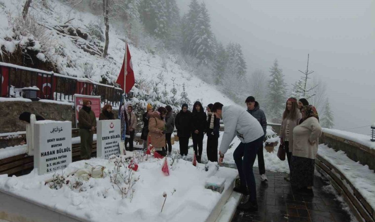 Kepsutlu öğrenciler Şehit Eren Bülbülü mezarı başında andı