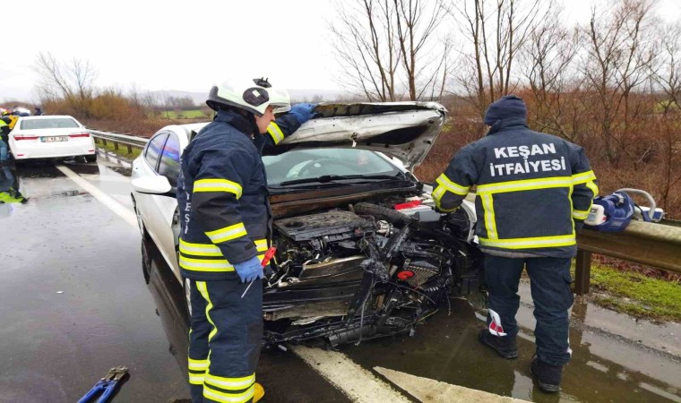 Keşanda bariyerlere çarpan otomobildeki 4 kişi yaralandı