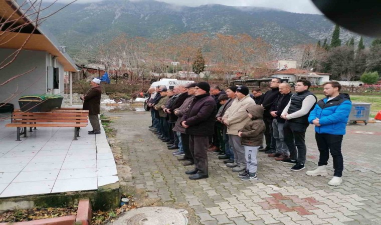 Kırkağaçta boğazı kesilerek öldürülen yaşlı kadın toprağa verildi