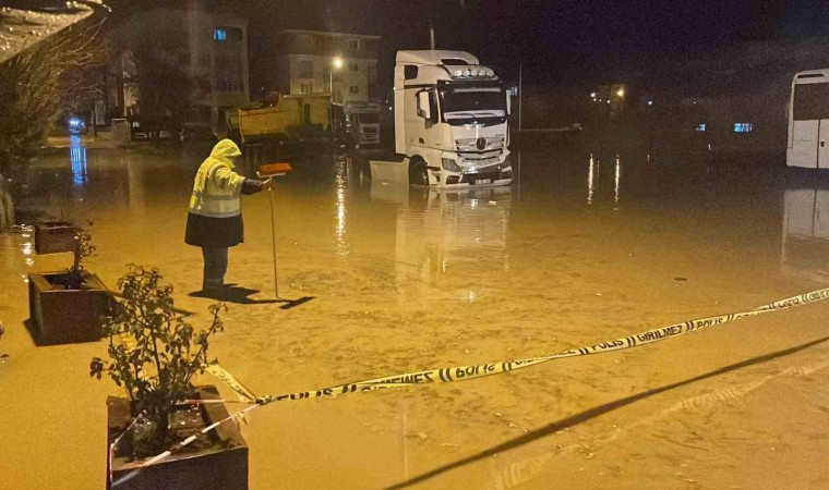 Kırklarelide şiddetli yağış: Araçlar suya gömüldü