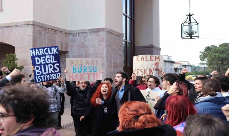 Koç Üniversitesinde öğrencilerden burs protestosu