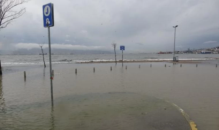 Kocaeli’de sağanak ve fırtına; deniz taştı, yollar ve otopark su altında kaldı