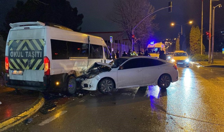 Kocaelide servis minibüsü otomobille çarpıştı: 4 yaralı