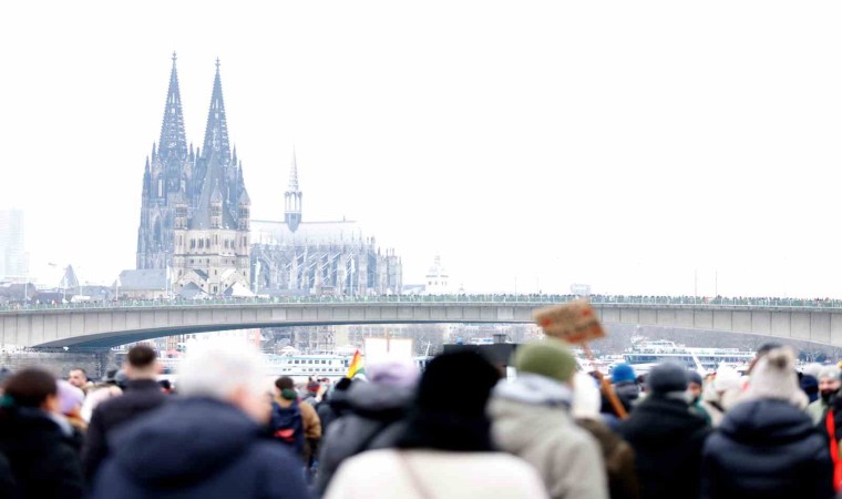 Kölnde 50 binden fazla kişi aşırı sağcı AfD Partisini protesto etti