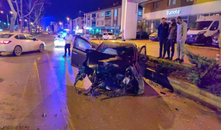 Kontrolden çıkıp ağaca çarpan otomobilin motoru koptu, sürücü yaralandı