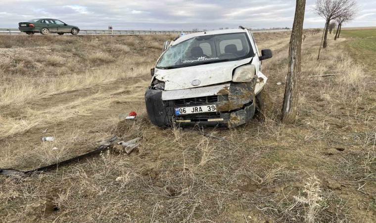 Konyada hafif ticari araç takla attı: 2 yaralı