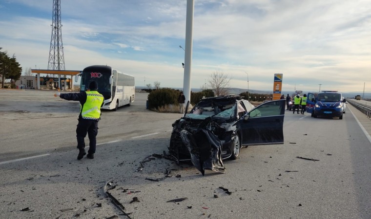 Konyada otomobil kamyona çarptı: 2 yaralı