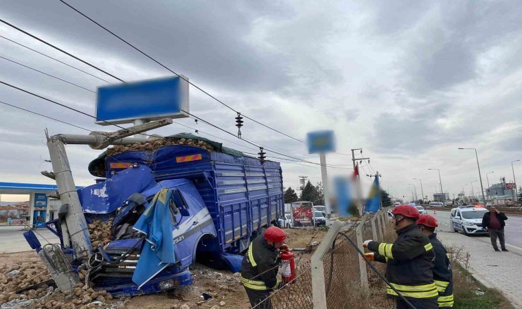 Konyada pancar yüklü kamyon ile kamyonet çarpıştı: 2 yaralı