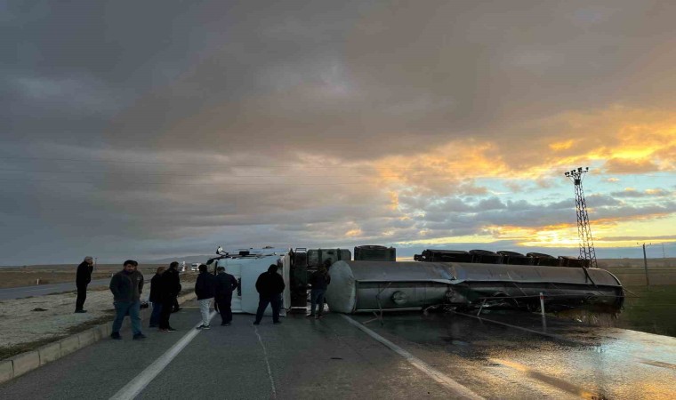 Konyada refüje çarpan tanker devrildi: 2 yaralı