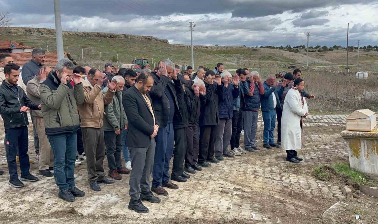 Köy merkezinde vücudunun parçaları bulunan Nazmi Önalın cenazesi çocuk tabutuyla toprağa verildi