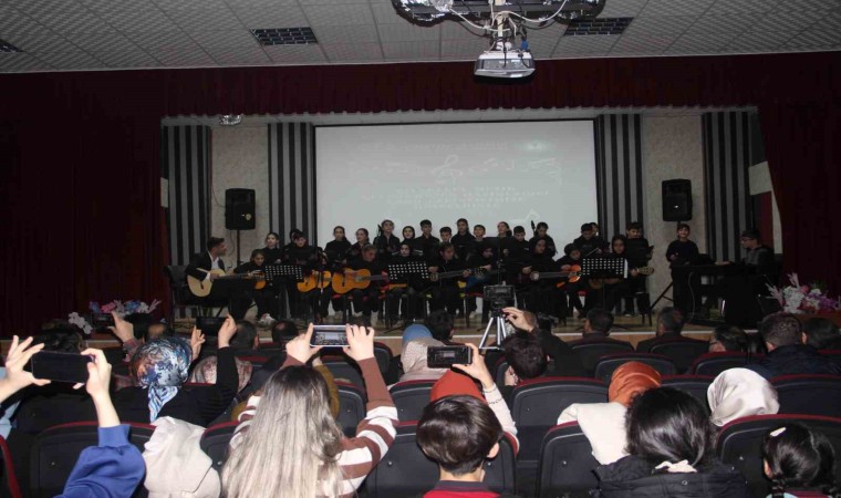 Köy okulu öğrencileri müzik grubu kurdu, konser verdi