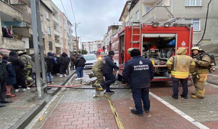 Küçükçekmecede 6 katlı binada yangın çıktı, 2 kişi dumandan etkilendi