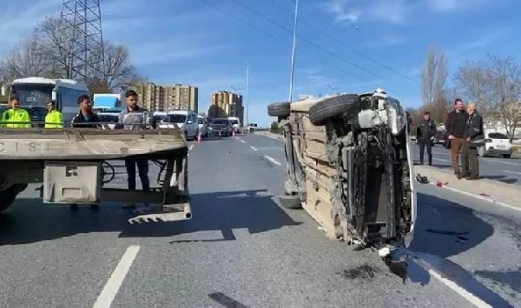 Küçükçekmece’de otomobil takla attı