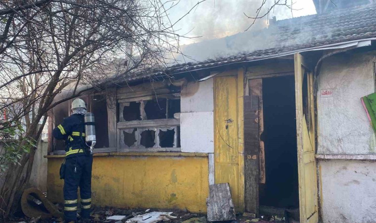 Kullanılmayan evden çıkan dumanlar itfaiyeyi harekete geçirdi