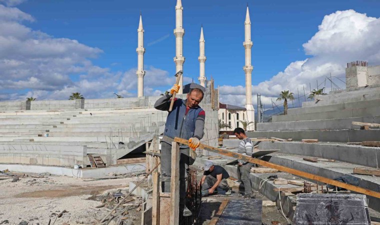 Kumluca Atatürk Stadyumunun kaba inşaatı yüzde 85 tamamlandı