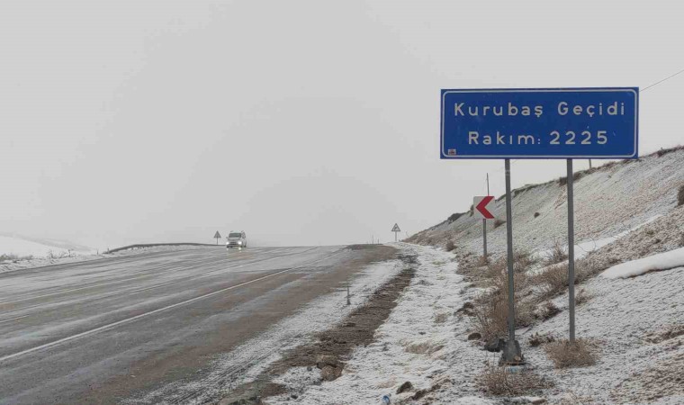 Kurubaş ve Güzeldere Geçidinde kar ve sis etkili oluyor