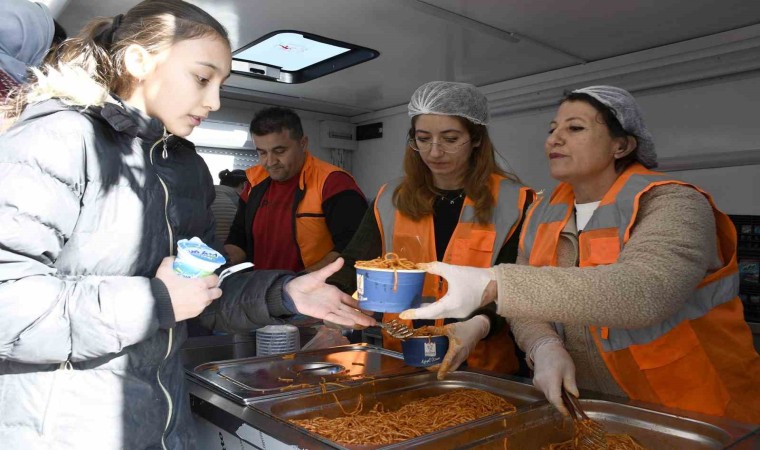 Kuşadası Belediyesinden makarna ve ayran ikramı