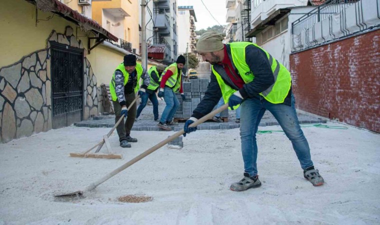 Kuşadası Belediyesinin yol mesaisi devam ediyor