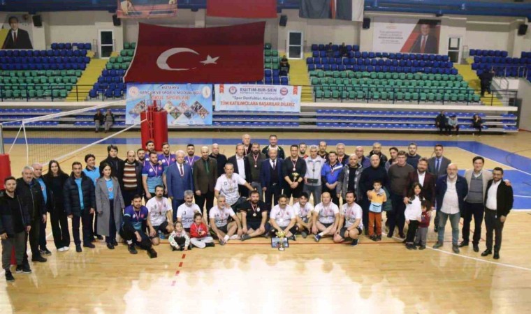 Kütahyada eğitim çalışanları voleybol turnuvasında şampiyon Şehitler Ortaokulu