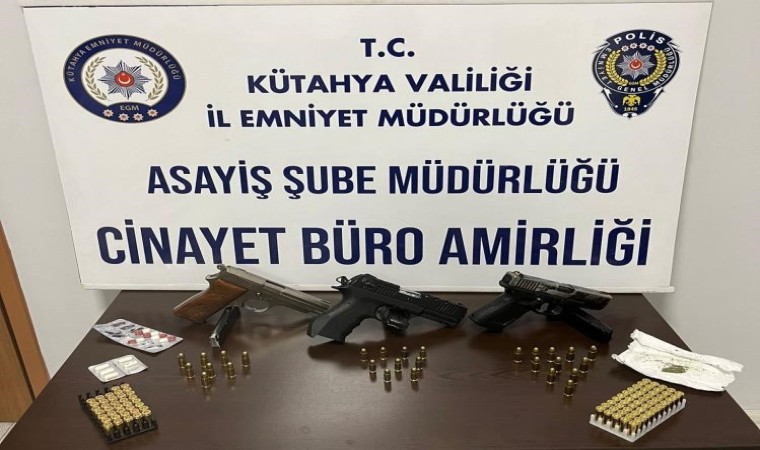 Kütahyada polisin Bölge Uygulamasında 3 ruhsatsız tabanca ve uyuşturucu ele geçirildi