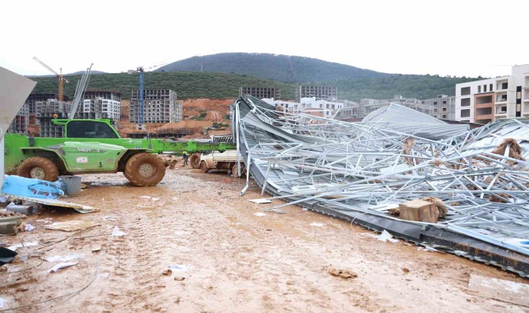 Kuvvetli fırtına şantiye alanındaki çatıları uçurdu: 2 kişi yaralandı, 2 araç zarar gördü