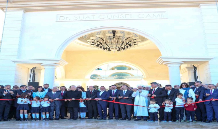 Kuzey Kıbrısa 6 minareli muhteşem camii