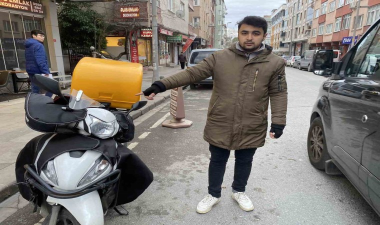 Laf attıkları motokuryeyi yakalamayınca motosikletini tekmelediler