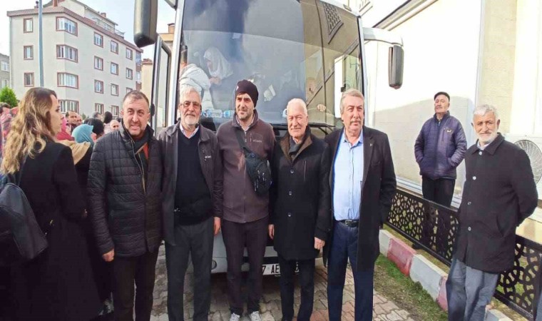 Lapseki Belediye Başkanı Eyüp Yılmaz, umreye giden vatandaşları dualarla uğurladı