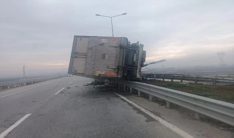 Lastiği patlayan kamyon devrildi; şoför yaralandı