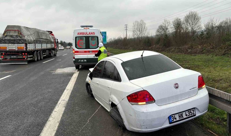 Lastiği patlayan otomobil bariyerlere çarptı