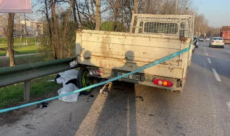 Lastiği patlayınca duran kamyonet ile bariyerler arasına sıkışan motosiklet sürücüsü öldü