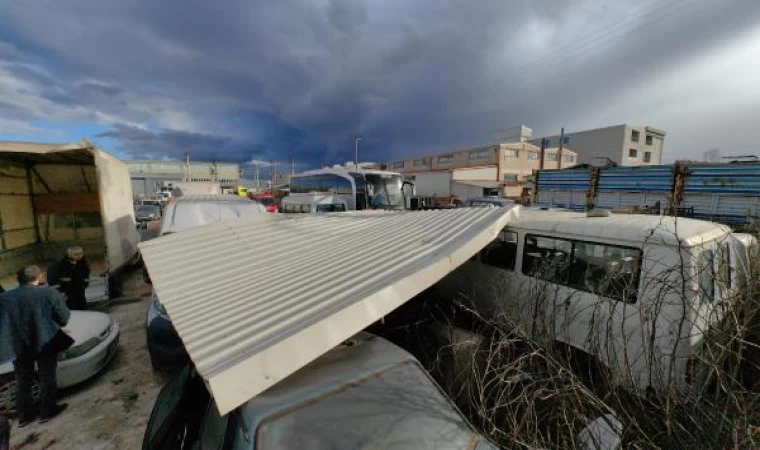 Lodos saç çatıyı yediemin otoparkına uçurdu; 3 araç zarar gördü