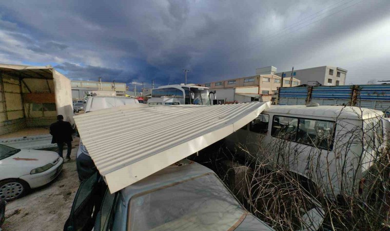 Lodosta uçan fabrika çatısı yediemin otoparkındaki araçlara zarar verdi