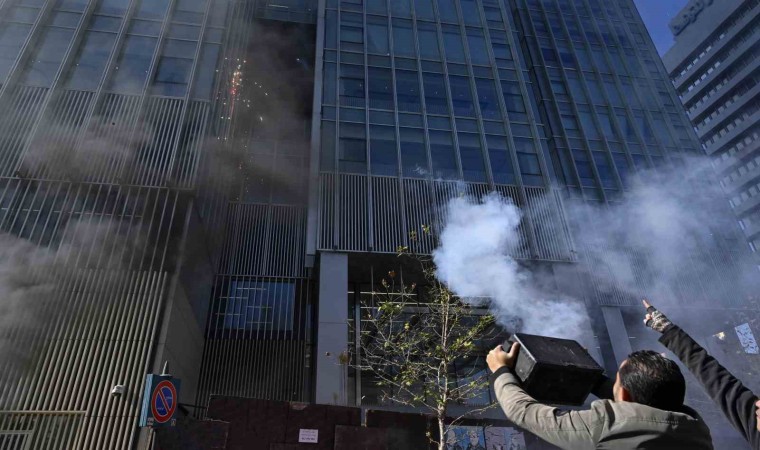 Lübnanda paralarını çekemeyen mevduat sahipleri, Merkez Bankasına havai fişek fırlattı