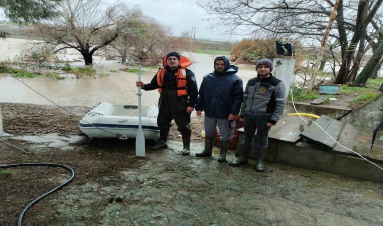 Mahsur kalanların yardımına itfaiye ekipleri koştu