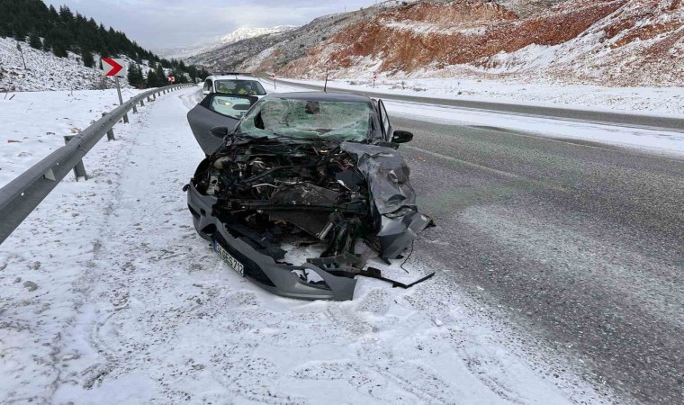 Malatyada Otomobil tıra çarptı 1 yaralı