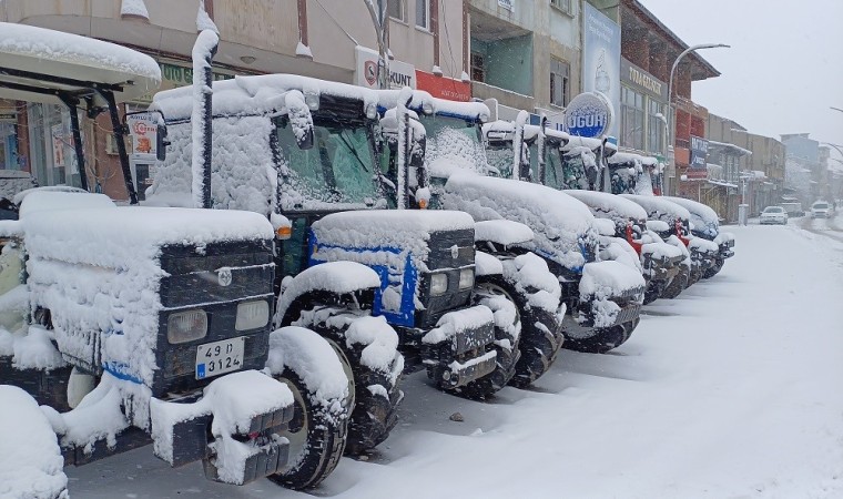 Malazgirtte kar yağışı: 33 köy yolu kapandı