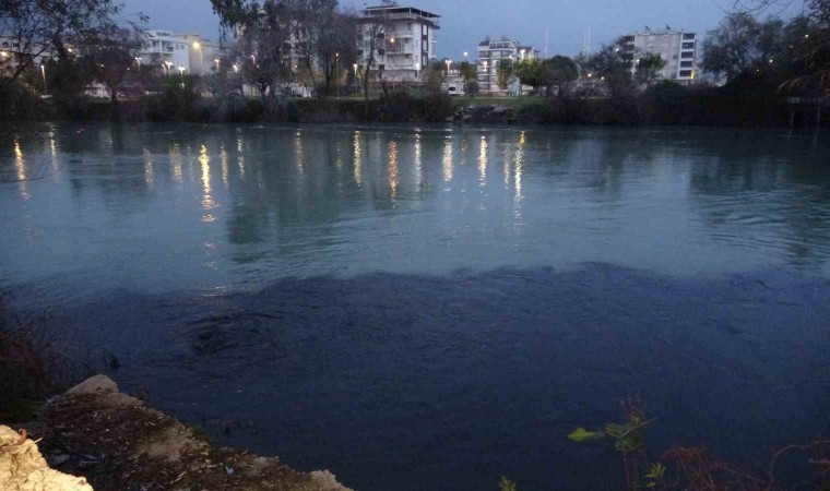 Manavgat Irmağı siyaha büründü