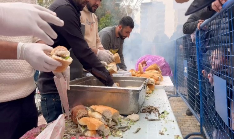 Mardinde düzenlenen festivalde 1 ton hamsi dağıtıldı