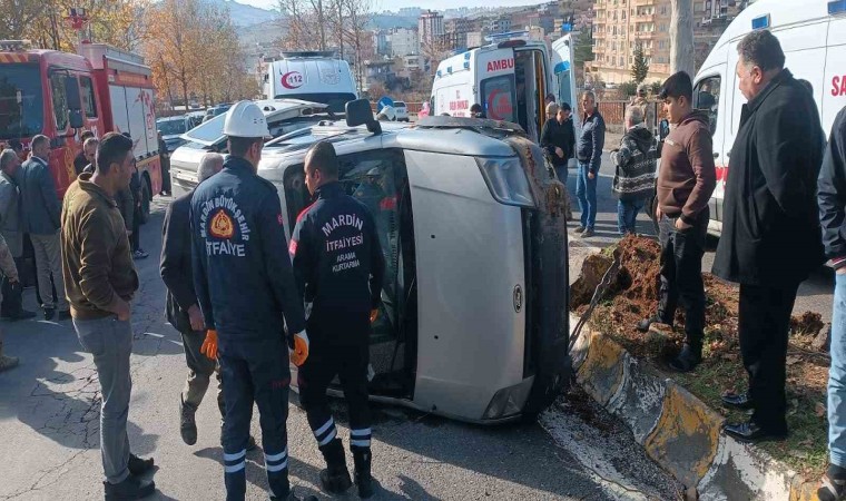 Mardinde hafif ticari araç takla attı: 3ü ağır 4 yaralı