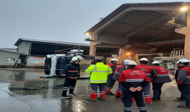 Mardinde hafriyat kamyonu devrildi: 2 yaralı