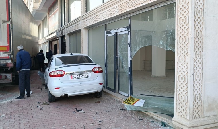 Mardinde kontrolden çıkan tır, üç araç ve bir işyerine zarar verdi: 2 yaralı